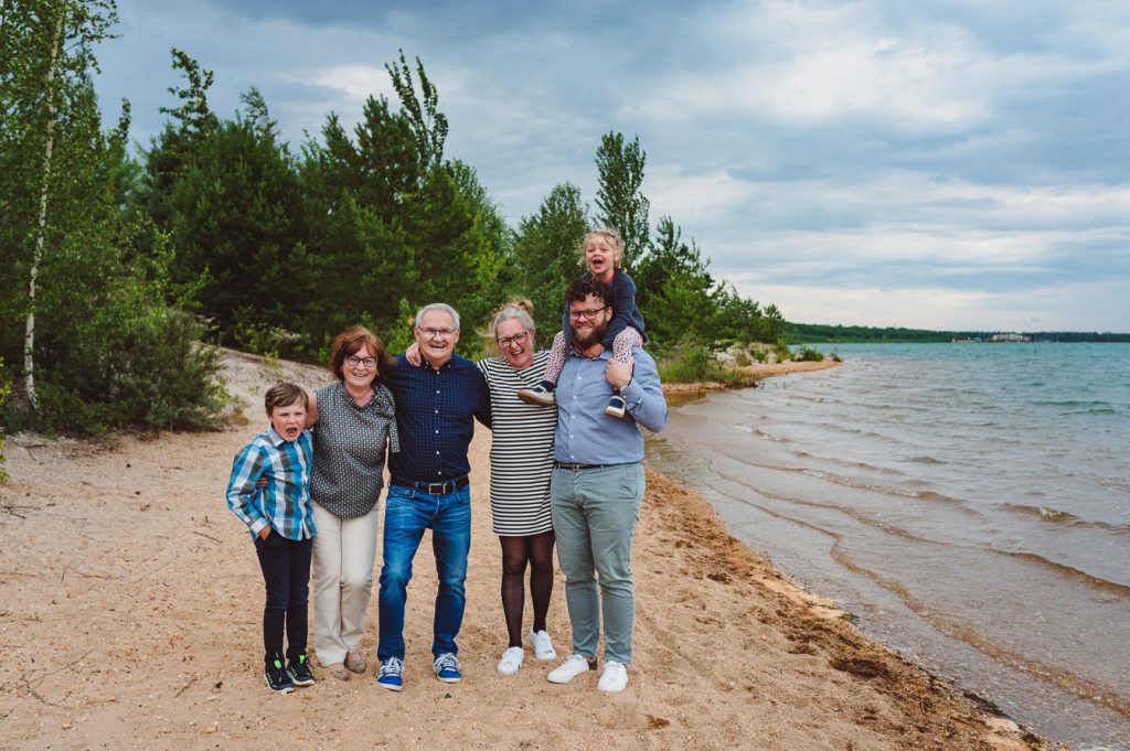 Foto vom Fotoshooting einer Familie an einem Strand in Leipzig, um Fotos ihrer Familiengeschichte festzuhalten