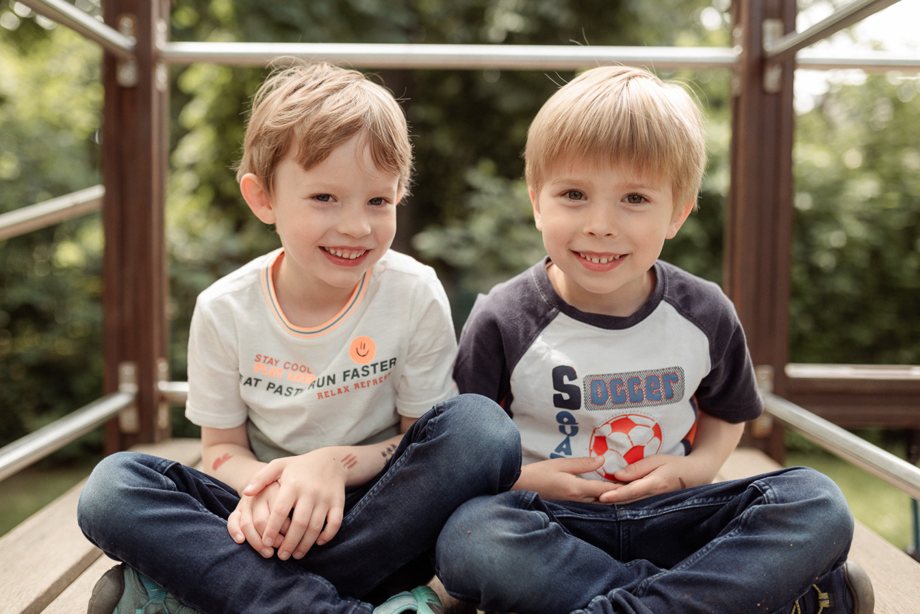 Zwei Jungs auf einem Klettergerüst beim Fototag für natürliche Kindergartenfotos
