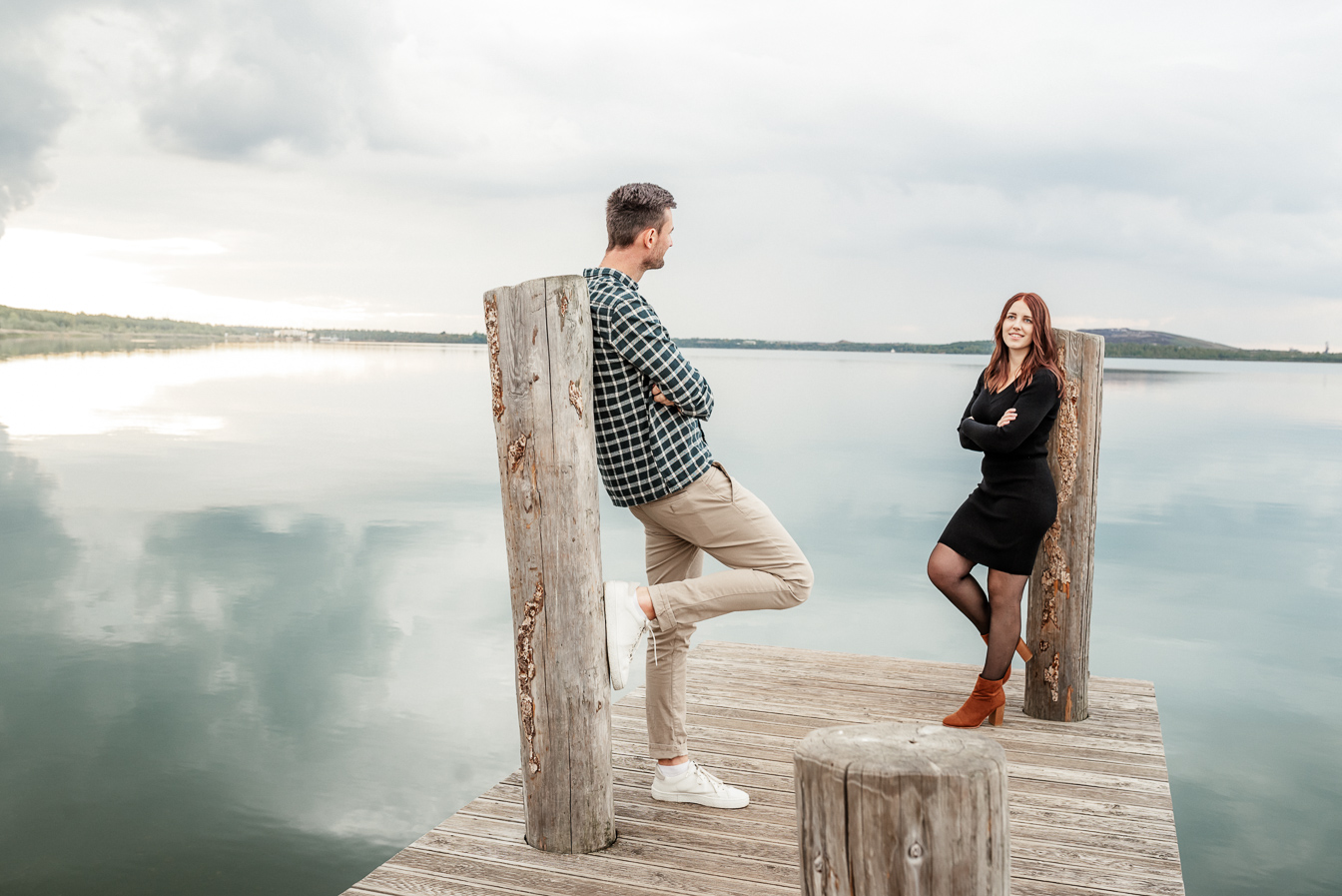 Pärchen auf einem Holzsteg am See bei romantishcen Paaraufnahmen