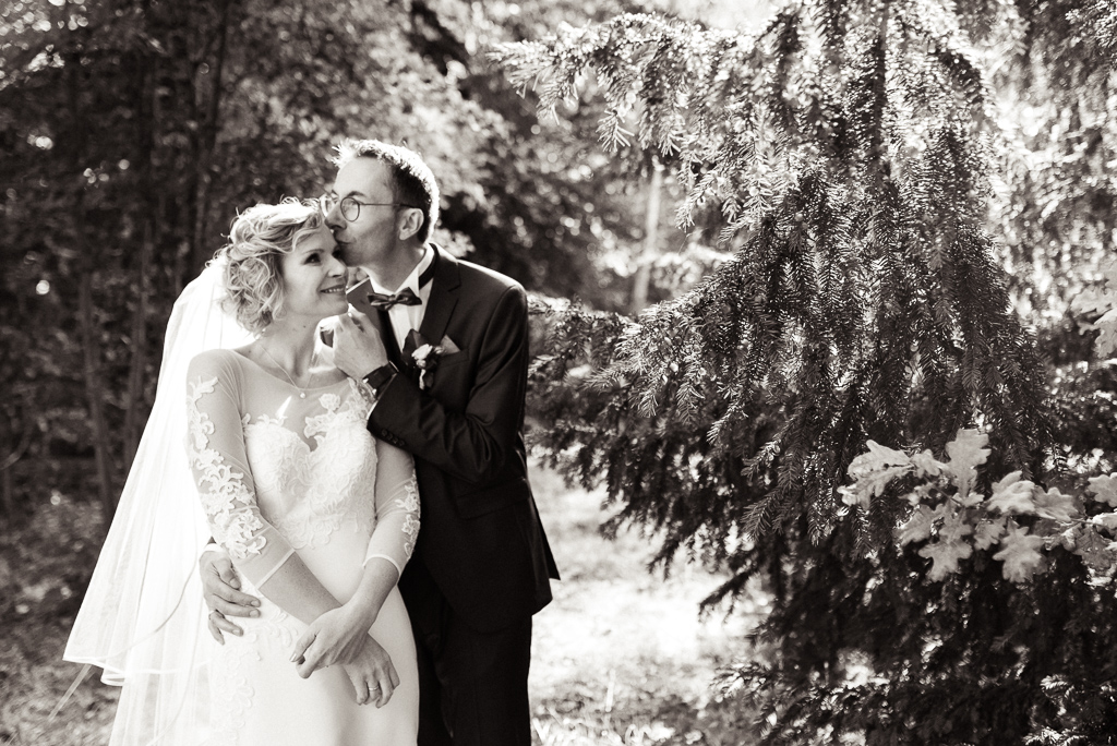 Brautpaar küssend beim Hochzeits Fotoshooting