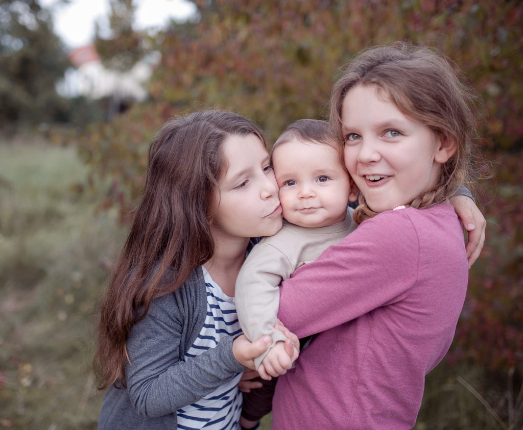 Foto vom Familien Fotoshooting mit drei Geschwistern im Park