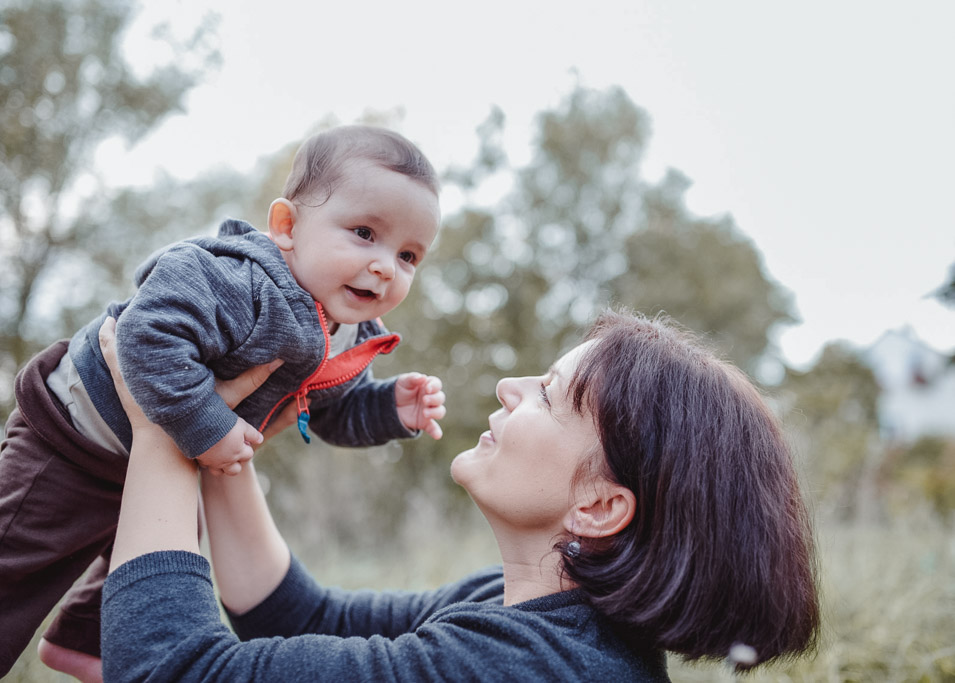 Foto vom Fotoshooting einer Mama mit ihrem Baby in der seitenansicht
